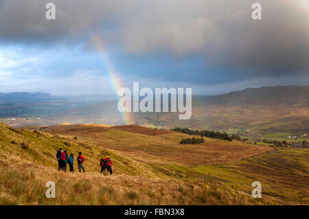 Wanderer auf gemeinsamen Bergen hinter Ardara, County Donegal, Irland Stockfoto