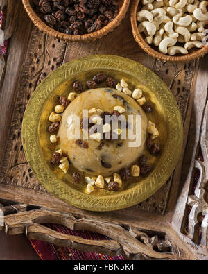 Sheera. Grieß-Dessert mit Cashew-Nüssen und Rosinen. Indien-Essen Stockfoto