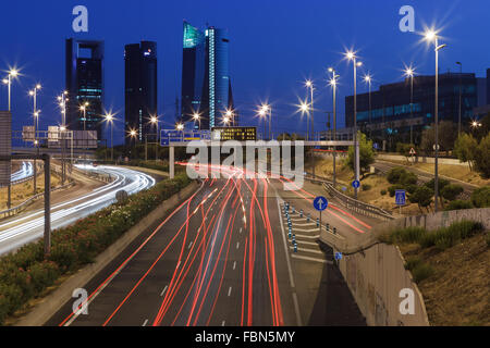 Die vier Hochhäuser von Cuatro Torres Business Area, von Twilight. Las Tablas, Madrid, Spanien. Stockfoto