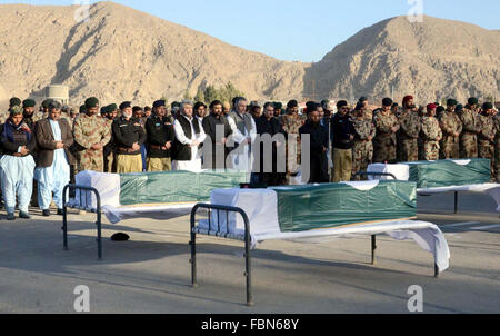 Hauptminister Balochistan Nawab Sana Ullah Zehri bieten Home Minister Sarfaraz Bugti und andere Totengebet der gemarterten Stäbe der Frontier Corps gezielt in eine Explosion durch eine Bombe am Straßenrand gepflanzt, in Quetta auf Montag, 18. Januar 2016. Stockfoto