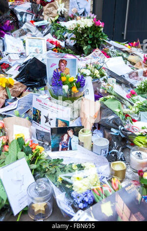 London, UK. 18. Januar 2015. Fans legen Blumen und lassen Sie Nachrichten auf Heddon Street nach dem unerwarteten Ableben von Musiker und Schauspieler David Bowie am 10. Januar. Der Schrein markiert die Position des Titelbild von Bowies 1972 Album The Rise und Herbst von Ziggy Stardust. Bildnachweis: Nathaniel Noir/Alamy Live-Nachrichten Stockfoto