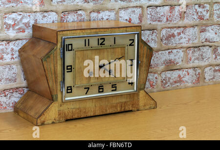 Vintage Jugendstil Holz Kaminuhr mit alten Ziegel Wand Effekt Hintergrund Stockfoto