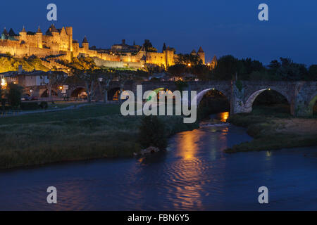 Die befestigte Cite de Carcassonne vom Fluss Aude in der Nacht, Aude-Abteilung, Region Languedoc-Roussillon, Frankreich, Europa. Stockfoto