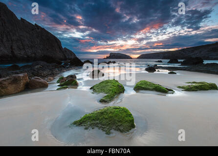 Arnia Strand bei Sonnenaufgang, Liencres, Pielagos, Kantabrien, Spanien. Stockfoto