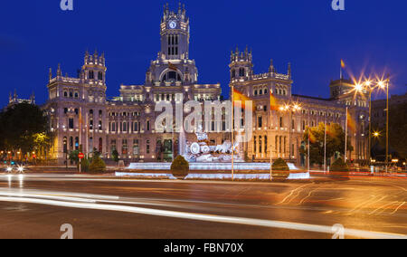 Der Cibeles-Brunnen und Platz, mit der Kommunikation-Palast, von Twilight, Madrid, Spanien. Stockfoto