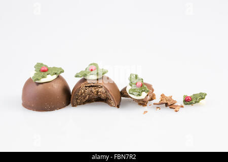 Schokolade Rosinenpudding zu Weihnachten auf einem weißen Hintergrund. Stockfoto