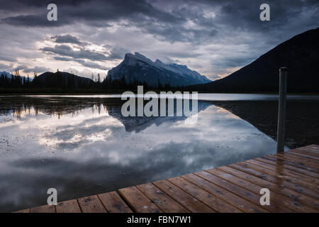 Das Dock von Vermilion Seen an einem stürmischen Abend in der Stadt Banff, Banff Nationalpark, Alberta, Kanada (Canadian Rocky Mountains). Stockfoto