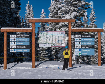 Trail Karte und Beschilderung, Spitze der Sonnenuntergang Sessellift, Steamboat Ski Resort, Steamboat Springs, Colorado. Stockfoto