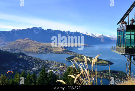 Menschen mit Blick auf Queenstown aus der Skyline Look-out an der Oberseite der Gondel Queenstown, Südinsel, Neuseeland Stockfoto