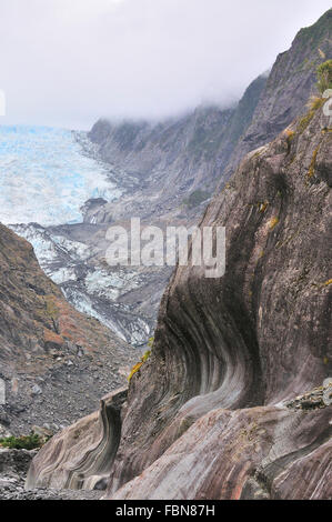 Geschnitzte Muster in den Vertikalen Schiefer Felswände im Franz Josef Gletscher, wie es aufgrund von schmelzendem Eis zurückgeht.Westküste Neuseeländisch Stockfoto