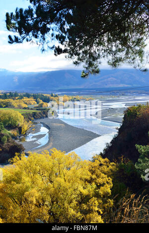 Herbstliche Farben am Ufer des Waiau River in Richtung Fußende der nördlichen Bereiche des Südens Hanmer Forest Park, South Island, Neuseeland suchen Stockfoto