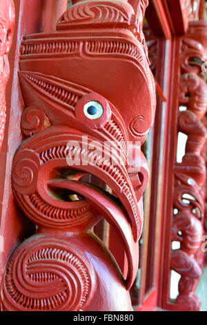 Detail der Schnitzerei an den Außenfenstern des geschnitzten Meeting House-(Te Whare Rūnanga)(The House of Assembly (Te Whare Rūnanga) North Island, NZ Stockfoto