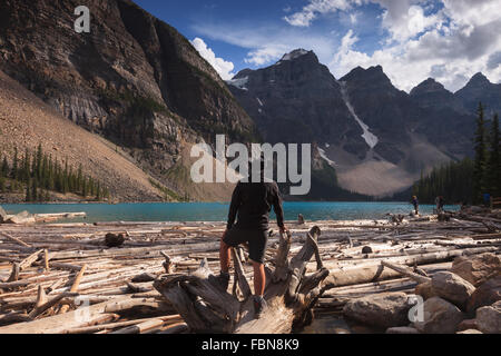 Ein Mann, genießen den Blick auf Moraine Lake, Banff Nationalpark, Alberta, Kanada, Amerika (kanadischen Rocky Mountains). Stockfoto