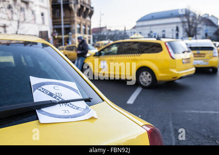 Budapest, Ungarn. 18. Januar 2016. Taxi-Protest gegen Uber Anwendung in Budapest, Ungarn. 2016. Januar 18. Bildnachweis: Zsolt Üveges/Alamy Live-Nachrichten Stockfoto