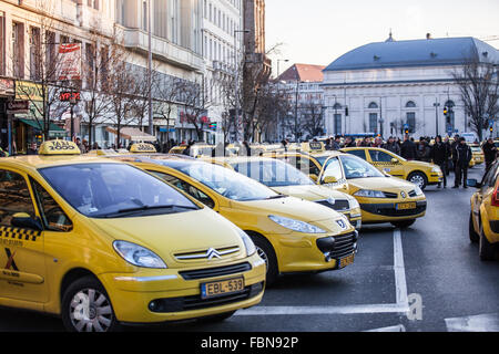 Budapest, Ungarn. 18. Januar 2016. Taxi-Protest gegen Uber Anwendung in Budapest, Ungarn. 2016. Januar 18. Bildnachweis: Zsolt Üveges/Alamy Live-Nachrichten Stockfoto