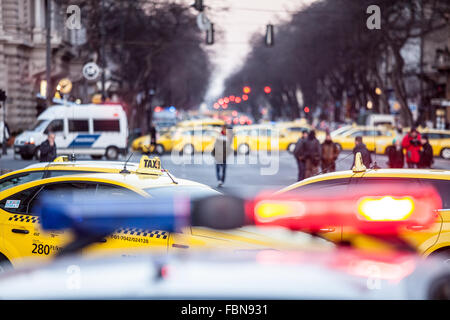 Budapest, Ungarn. 18. Januar 2016. Taxi-Protest gegen Uber Anwendung in Budapest, Ungarn. 2016. Januar 18. Bildnachweis: Zsolt Üveges/Alamy Live-Nachrichten Stockfoto