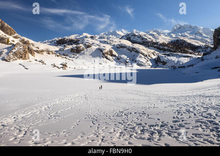 Zwei kaukasischen Personen von gefrorenen Ercina See, Covadonga, Nationalpark Picos de Europa, Asturien, Spanien. Stockfoto