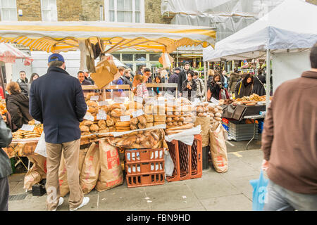 handwerklichen Backwaren zum Verkauf an der Portobello Road Market, Notting Hill, London, england Stockfoto