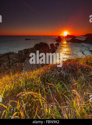 Costa Quebrada von Sunrise, La Arnia, Liencres, Pielagos, Kantabrien, Spanien. Stockfoto