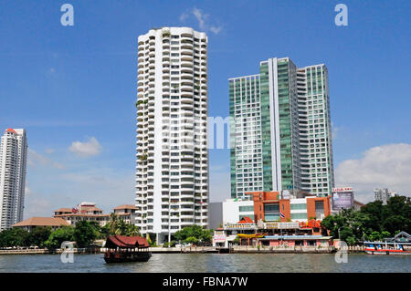 Chao Phraya River und die moderne Skyline Bangkoks, Bezirk Bangrak, Bangkok, Thailand, Südostasien Stockfoto