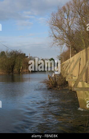 Ouse wäscht Straße überflutet bei Sutton Gault in Cambridgeshire Stockfoto