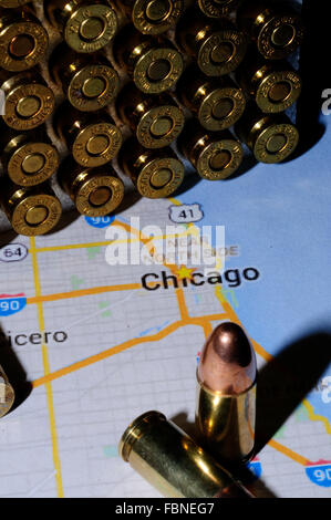 9 mm Kugeln sitzen auf Karte von Chicago Stockfoto