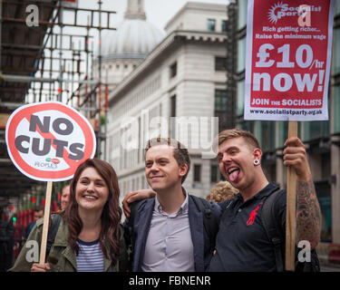 Owen Jones und Fans bei gegen Sparpolitik protestieren Juni 2015 London, UK Stockfoto