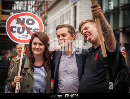 Owen Jones und Fans bei gegen Sparpolitik protestieren Juni 2015 London, UK Stockfoto