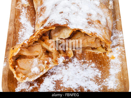 Füllung der geschnittenen Apfelstrudel hautnah auf Holzbrett isoliert auf weißem Hintergrund Stockfoto