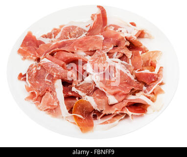 dünne Scheiben Prosciutto Crudo auf weißen Teller isoliert auf weißem Hintergrund Stockfoto