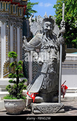 Wächter-Statue im Wat Pho, Tempel des liegenden Buddha; Bangkok, Thailand Stockfoto