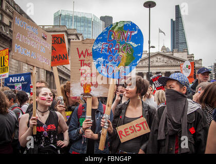 Jungen gegen Sparpolitik Demonstranten Juni 2015 London, UK Stockfoto