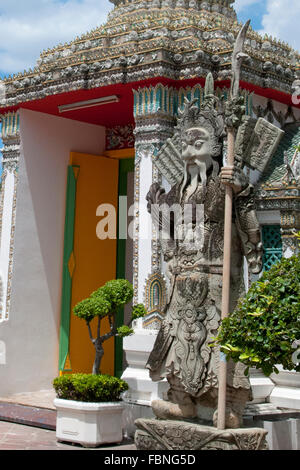 Wächter-Statue im Wat Pho, Tempel des liegenden Buddha; Bangkok, Thailand Stockfoto