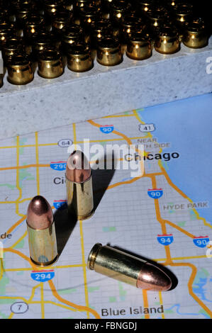 9 mm Kugeln sitzen auf Karte von Chicago Stockfoto