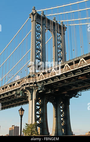 New York, Vereinigte Staaten von Amerika: eine kultige Aussicht auf Manhattan Bridge aus Dumbo Nachbarschaft Stockfoto