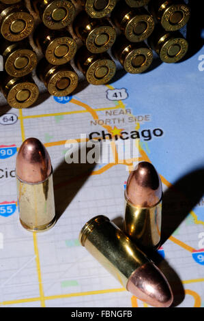 9 mm Kugeln sitzen auf Karte von Chicago Stockfoto