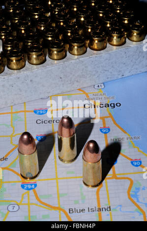 9 mm Kugeln sitzen auf Karte von Chicago Stockfoto