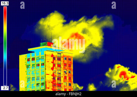 Infrarot-Thermografie-Bild zeigt mangelnde Wärmedämmung auf Wohnhaus Stockfoto