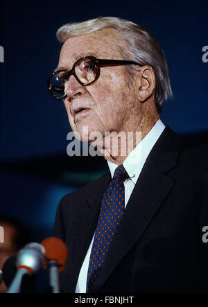 Washington, DC, USA, 15. März 1988 James (Jimmy) Stewart auf Pressekonferenz verweisen die Einfärbung der schwarz-weiß-Filme. Bildnachweis: Mark Reinstein Stockfoto