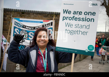 Homerton Hospital, Hackney, London. Ärzte streiken für 24 Stunden, von Unison Mitgliedern unterstützt. Stockfoto