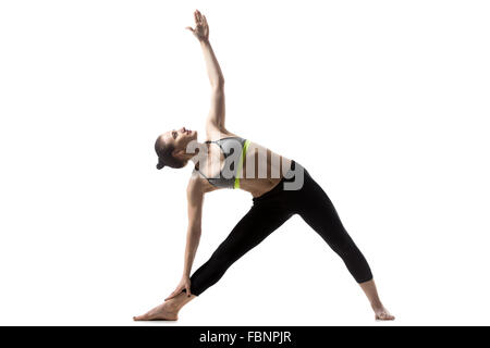 Porträt von sportlich Fit schöne junge Brünette Frau in Sportswear BH und schwarze Hose arbeiten heraus, Utthita Trikonasana Stockfoto