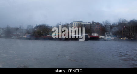 Regentropfen und Kondensation auf einem Boot-Fenster im Zentrum von Amsterdam, die Niederlande. Stockfoto