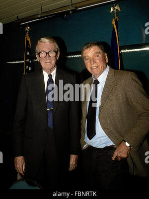Washington, DC, USA 15. März 1988 James (Jimmy) Stewart auf Pressekonferenz verweisen die Einfärbung der schwarz-weiß-Filme. Mit ihm steht Schauspielkollegen Burt Lancaster.  Bildnachweis: Mark Reinstein Stockfoto