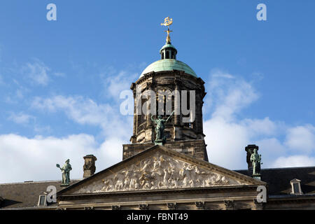 Eine goldene Schiff Wetterfahne an der Spitze der königliche Palast auf dem Dam in Amsterdam, Niederlande. Stockfoto