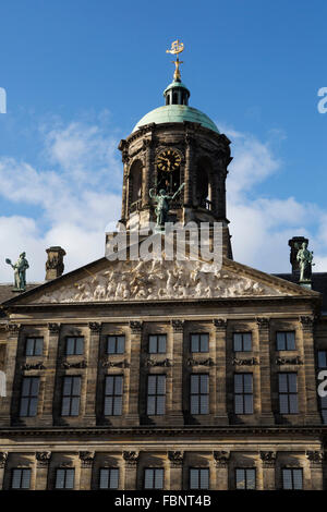 Eine goldene Schiff Wetterfahne an der Spitze der königliche Palast auf dem Dam in Amsterdam, Niederlande. Stockfoto