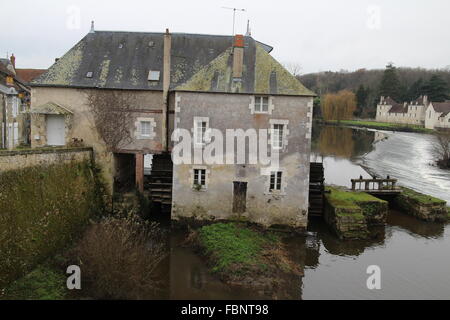 Eine Wassermühle am Fluss Gartempe, in Saint-Pierre-de-Maillé, Frankreich. Das ursprüngliche Gebäude wurde in den 1920er Jahren gebaut. Stockfoto