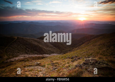 Der Blick bei Sonnenuntergang vom Gipfel des Mt Buller in Richtung Mansfield im viktorianischen hoch Land, Australien Stockfoto