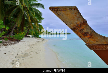 Bug eines traditionellen polynesischen Vaka an einem wunderschönen Strand auf einem Fuß Insel (Tapuaetai) Aitutaki Lagune, Aitutaki, Cook Inseln, Südpazifik Stockfoto
