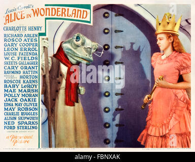 Alice mit dem Froschfußmann von der Lobby-Karte, die Alice im Wunderland (1933) unter der Regie von Norman z. McLeod und Hugh Harman eine All-Star-Film-Adaption von Lewis Carrolls Buch propagiert. Stockfoto