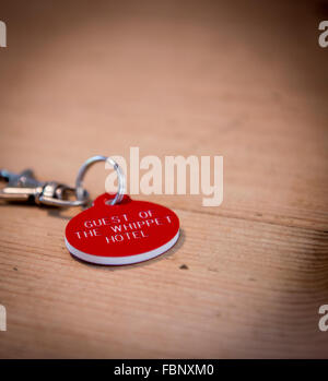 Whippet-genießen ihren Urlaub im Hotel Whippet in West Sussex, UK. Personalisierte Namensschilder. Stockfoto